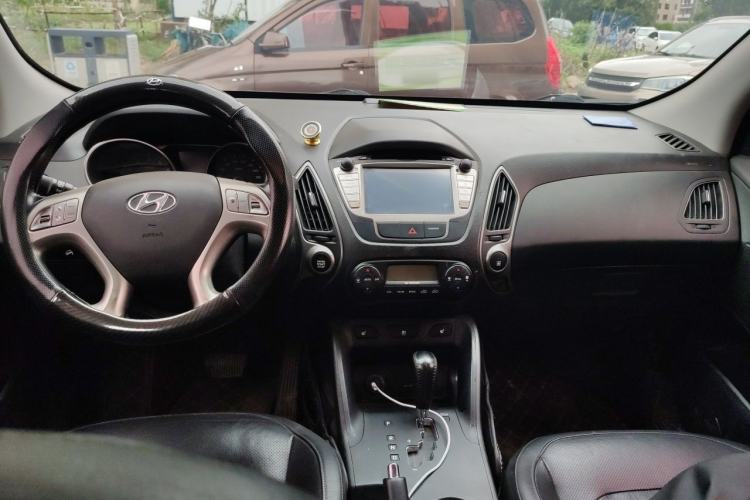 Used Hyundai ix35 2013 2.0L Automatic Two-Wheel Drive Smart GLS China IV Standard Center Console