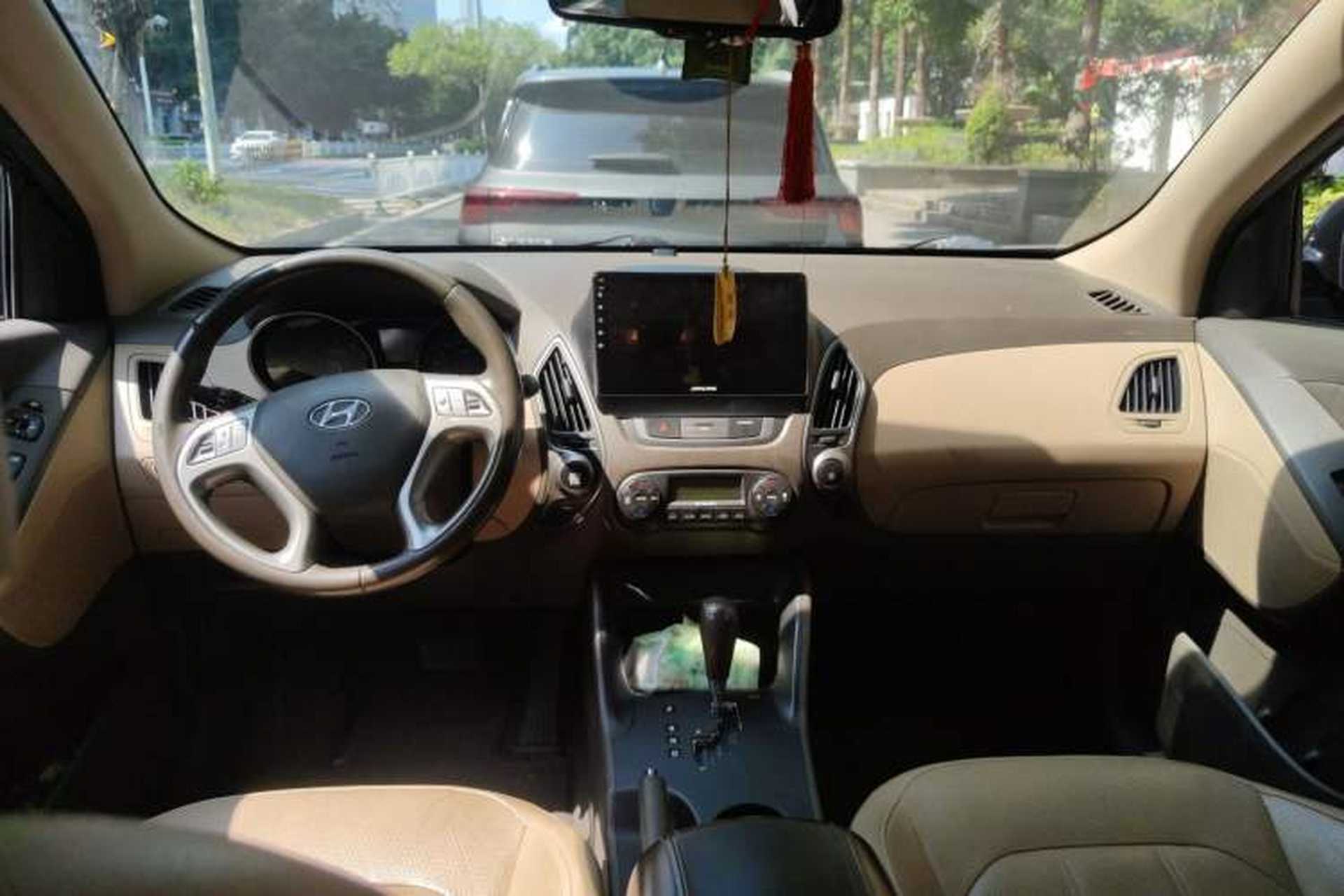 Used Hyundai ix35 2013 2.0L Automatic 4x4 Intelligent GLS China IV Standard Center Console