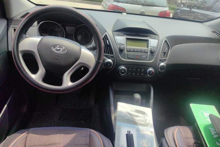 Used Hyundai ix35 2013 2.0L Automatic 2WD Comfort GL China IV Standard Center Console