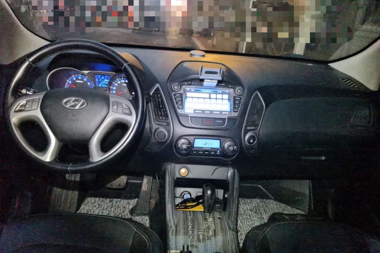 Used Hyundai ix35 2013 2.0L Automatic Two-Wheel Drive Smart GLS China IV Standard Center Console