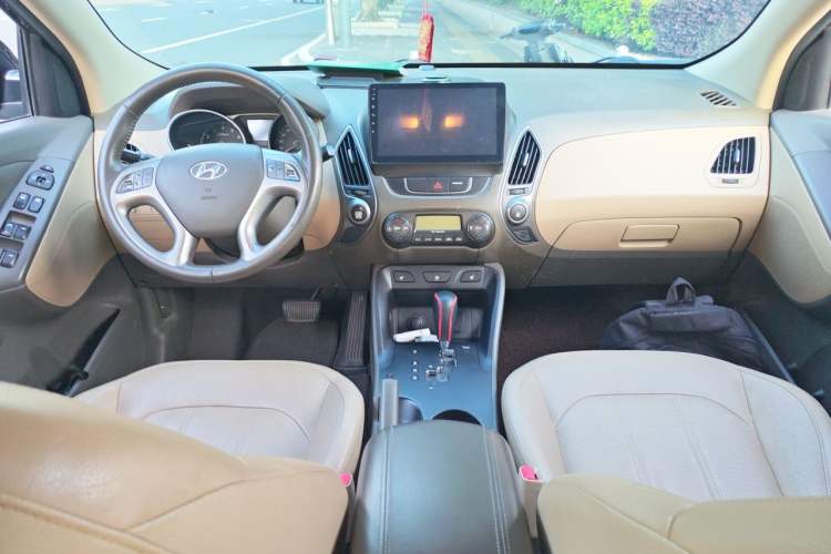 Used Hyundai ix35 2013 2.0L Automatic Two-Wheel Drive Smart GLS China IV Standard Center Console