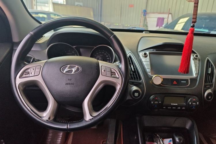 Used Hyundai ix35 2013 2.0L Automatic Two-Wheel Drive Smart GLS China IV Standard Center Console