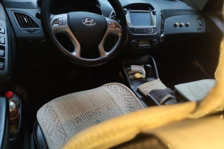 Used Hyundai ix35 2013 2.0L Automatic Two-Wheel Drive Smart GLS China IV Standard Center Console