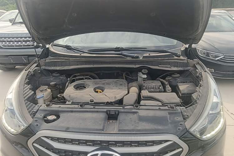 Used Hyundai ix35 2013 2.0L Automatic Two-Wheel Drive Smart GLS China IV Standard Engine Bay