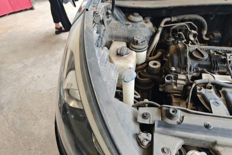 Used Hyundai ix35 2013 2.0L Automatic Two-Wheel Drive Smart GLS China IV Standard Engine Bay Right