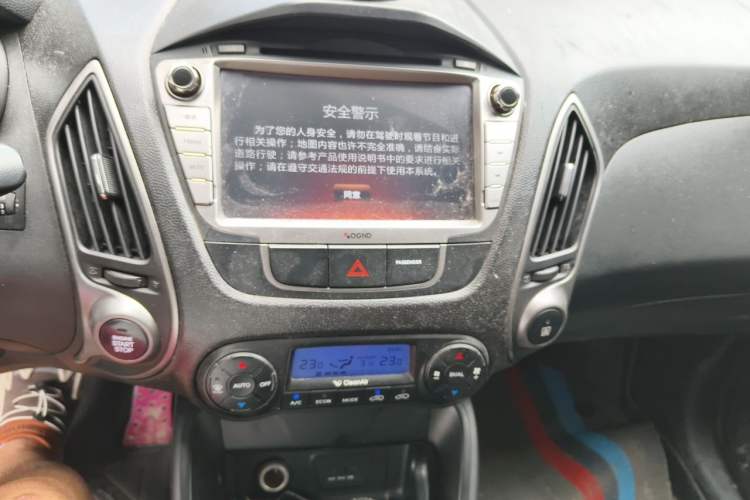 Used Hyundai ix35 2013 2.0L Automatic Two-Wheel Drive Smart GLS China V Standard Odometer Close Up