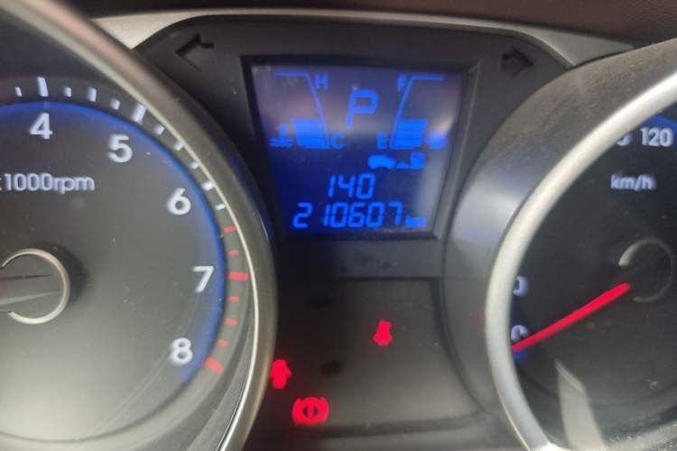 Used Hyundai ix35 2013 2.0L Automatic Two-Wheel Drive Smart GLS China IV Standard Odometer Close Up