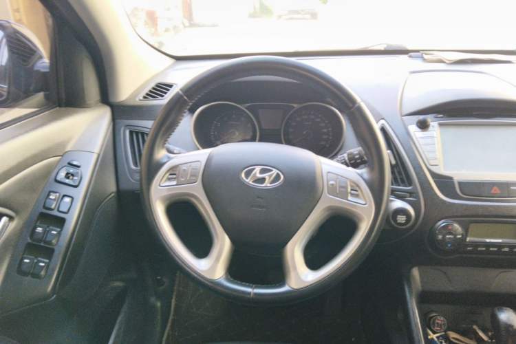 Used Hyundai ix35 2013 2.0L Automatic Two-Wheel Drive Smart GLS China IV Standard Steering Wheel