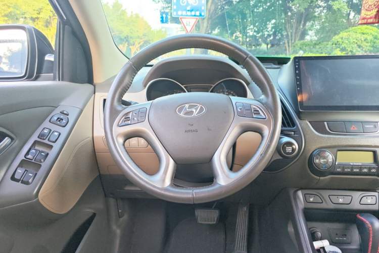 Used Hyundai ix35 2013 2.0L Automatic Two-Wheel Drive Smart GLS China IV Standard Steering Wheel