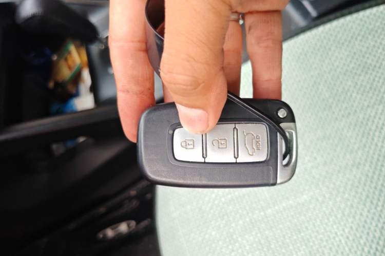 Used Hyundai ix35 2013 2.0L Automatic Two-Wheel Drive Smart GLS China IV Standard Vehicle Key