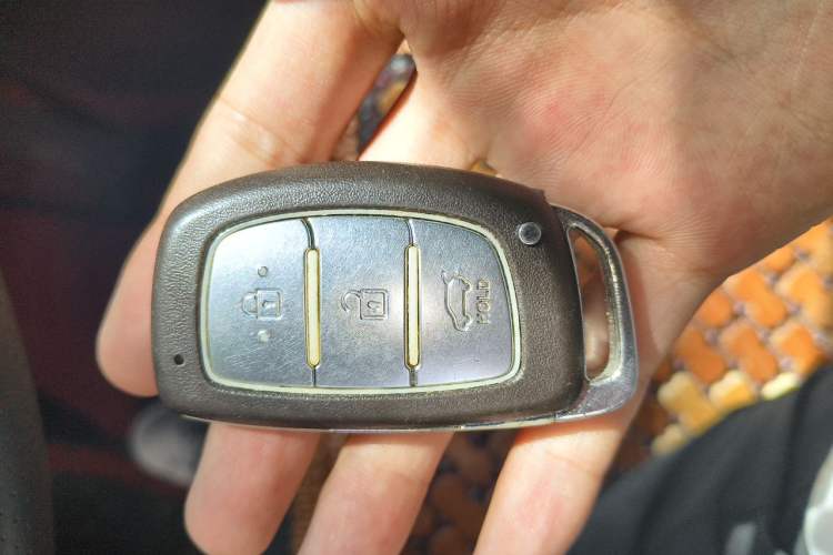 Used Hyundai ix35 2013 2.0L Automatic Two-Wheel Drive Smart GLS China IV Standard Vehicle Key
