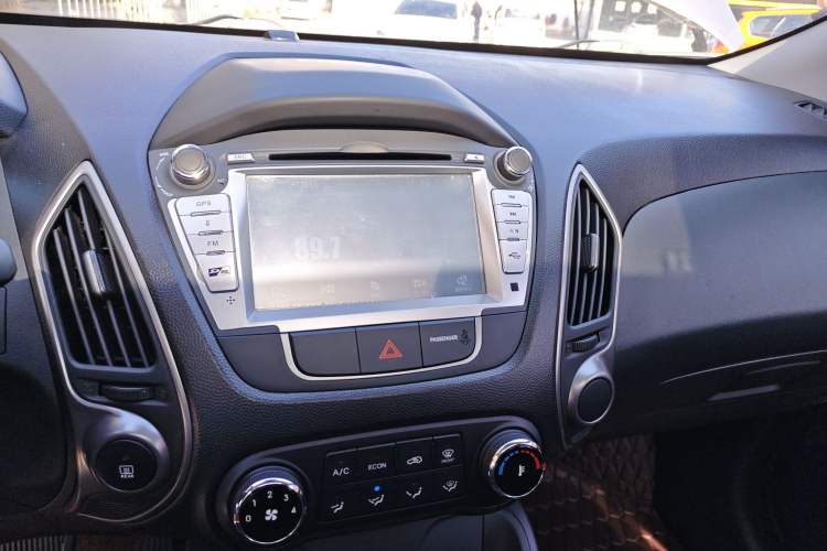 Used Hyundai ix35 2013 2.0L Automatic 2WD Comfort GL China IV Standard Audio And AC Panel