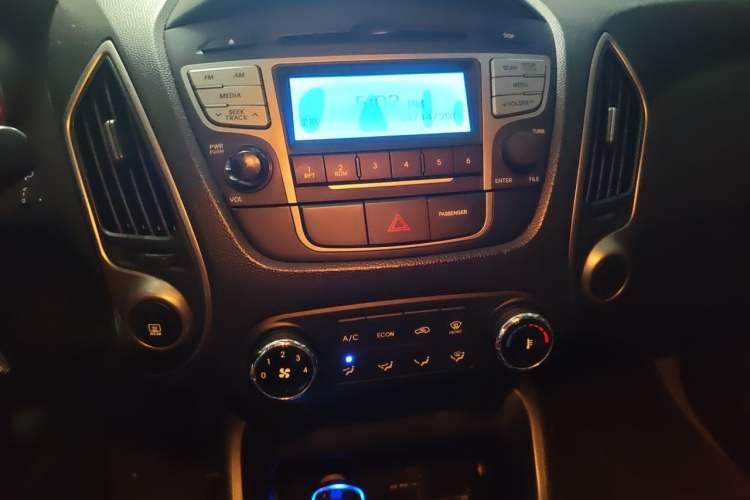 Used Hyundai ix35 2013 2.0L Manual 2WD Comfort GL China IV Standard Audio And AC Panel