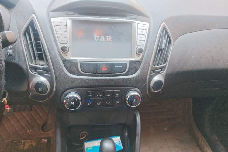 Used Hyundai ix35 2013 2.0L Automatic 2WD Comfort GL China IV Standard Audio And AC Panel
