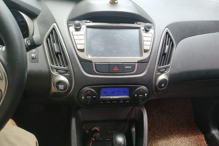Used Hyundai ix35 2013 2.0L Automatic 2WD Comfort GL China IV Standard Audio And AC Panel