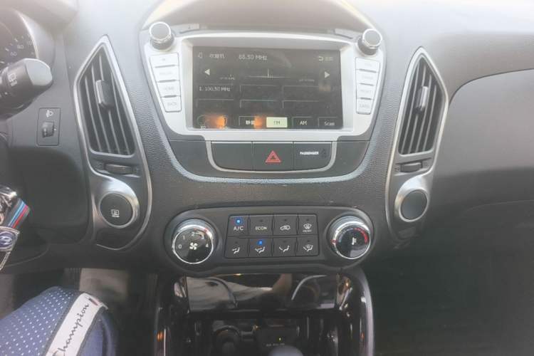 Used Hyundai ix35 2013 2.0L Automatic 2WD Comfort GL China IV Standard Audio And AC Panel