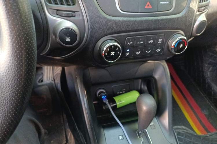 Used Hyundai ix35 2013 2.0L Automatic Two-Wheel Drive Comfort GL China V Standard Audio And AC Panel