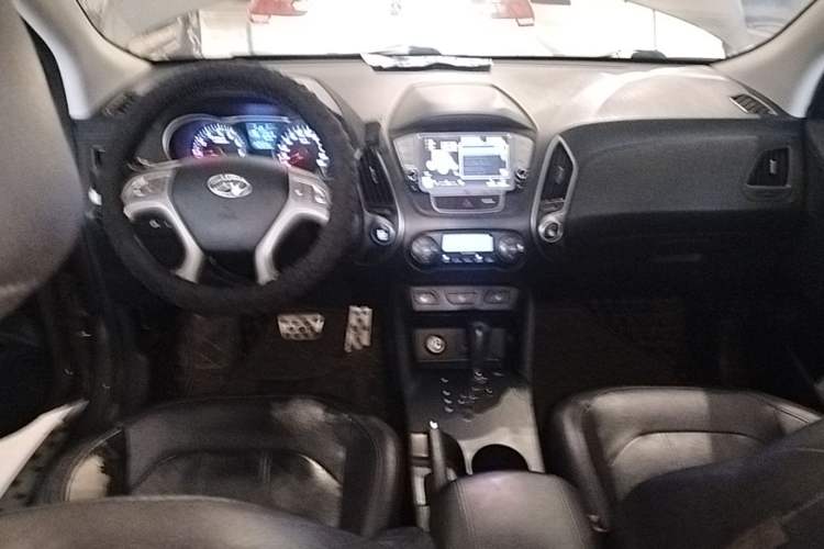 Used Hyundai ix35 2013 2.0L Automatic Two-Wheel Drive Smart GLS China IV Standard Center Console