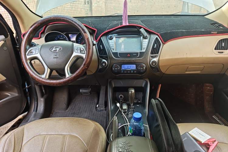 Used Hyundai ix35 2013 2.0L Automatic Two-Wheel Drive Smart GLS China IV Standard Center Console