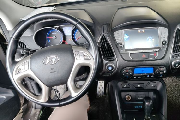 Used Hyundai ix35 2013 2.0L Automatic Two-Wheel Drive Smart GLS China IV Standard Center Console