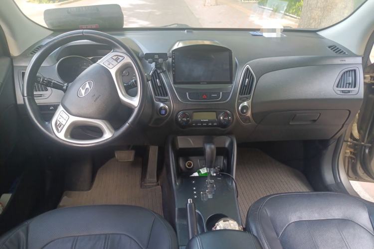 Used Hyundai ix35 2013 2.0L Automatic Two-Wheel Drive Smart GLS China IV Standard Center Console