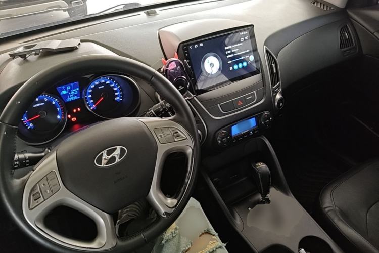 Used Hyundai ix35 2013 2.0L Automatic Two-Wheel Drive Smart GLS China IV Standard Center Console