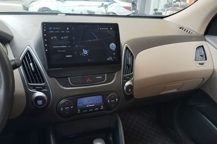 Used Hyundai ix35 2013 2.0L Automatic Two-Wheel Drive Smart GLS China IV Standard Center Console