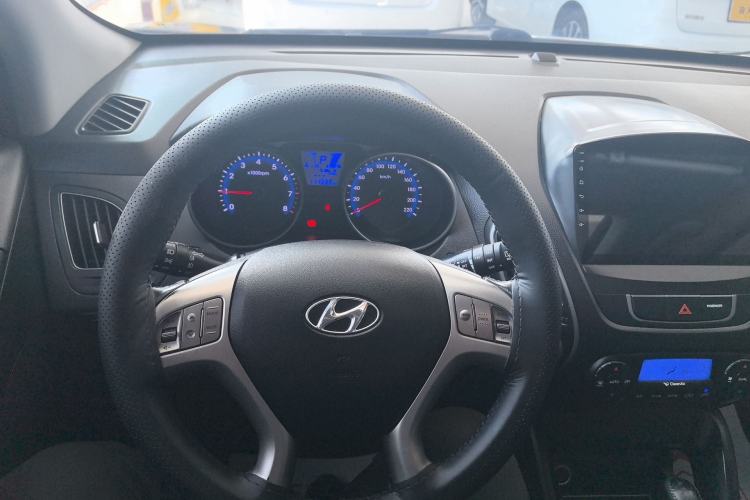 Used Hyundai ix35 2013 2.0L Automatic Two-Wheel Drive Smart GLS China IV Standard Center Console