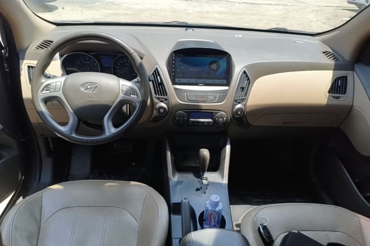 Used Hyundai ix35 2013 2.0L Automatic Two-Wheel Drive Smart GLS China IV Standard Center Console