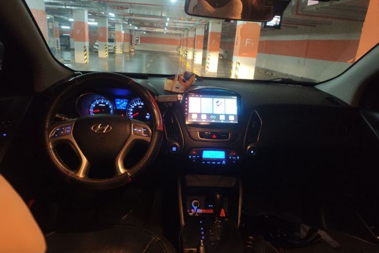 Used Hyundai ix35 2013 2.0L Automatic Two-Wheel Drive Smart GLS China IV Standard Center Console