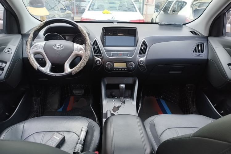 Used Hyundai ix35 2013 2.0L Automatic Two-Wheel Drive Smart GLS China IV Standard Center Console