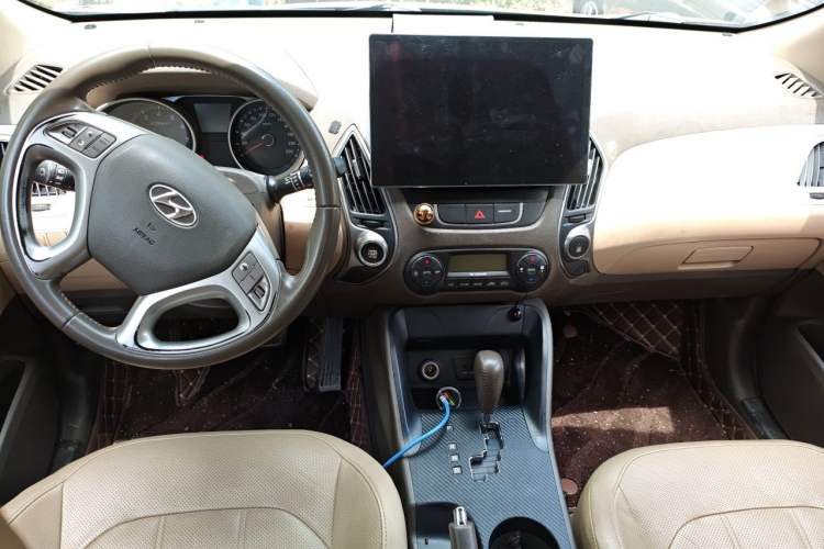 Used Hyundai ix35 2013 2.0L Automatic Two-Wheel Drive Smart GLS China IV Standard Center Console