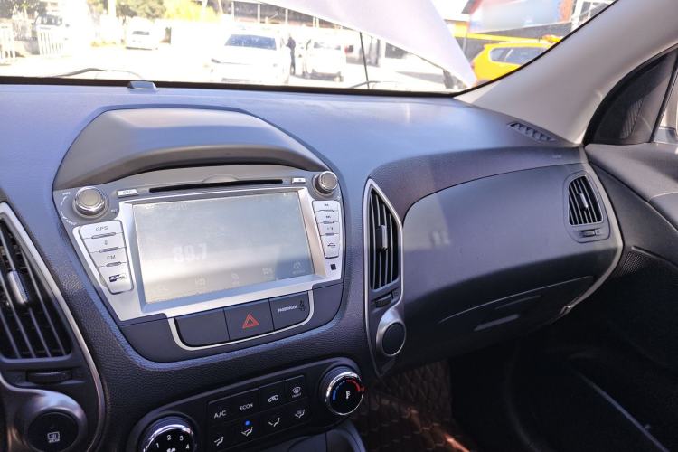 Used Hyundai ix35 2013 2.0L Automatic 2WD Comfort GL China IV Standard Center Console