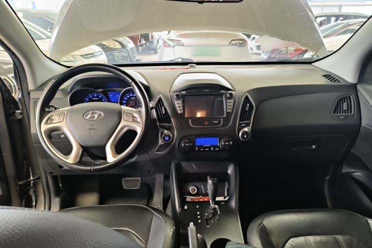 Used Hyundai ix35 2013 2.0L Automatic Two-Wheel Drive Smart GLS China IV Standard Center Console