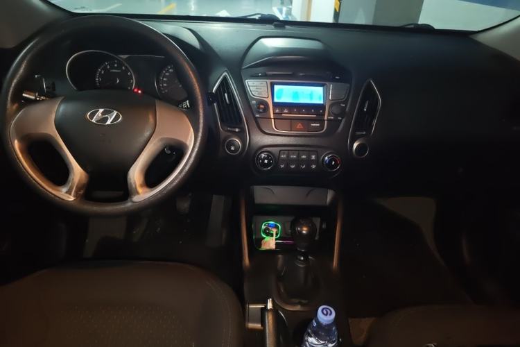 Used Hyundai ix35 2013 2.0L Manual 2WD Comfort GL China IV Standard Center Console