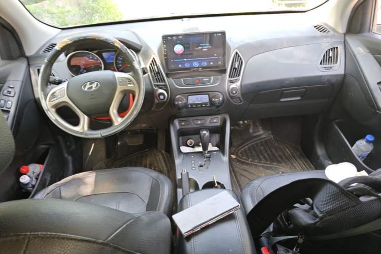 Used Hyundai ix35 2013 2.0L Automatic Two-Wheel Drive Smart GLS China IV Standard Center Console