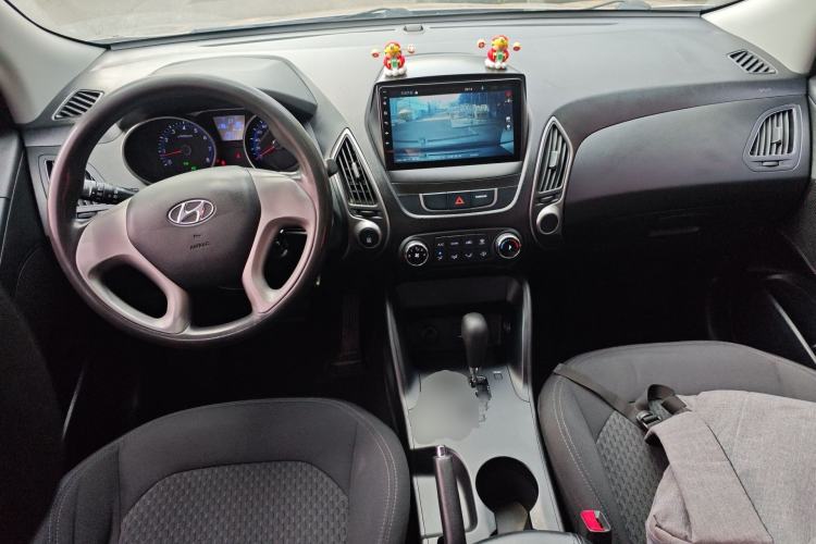 Used Hyundai ix35 2013 2.0L Automatic 2WD Comfort GL China IV Standard Center Console
