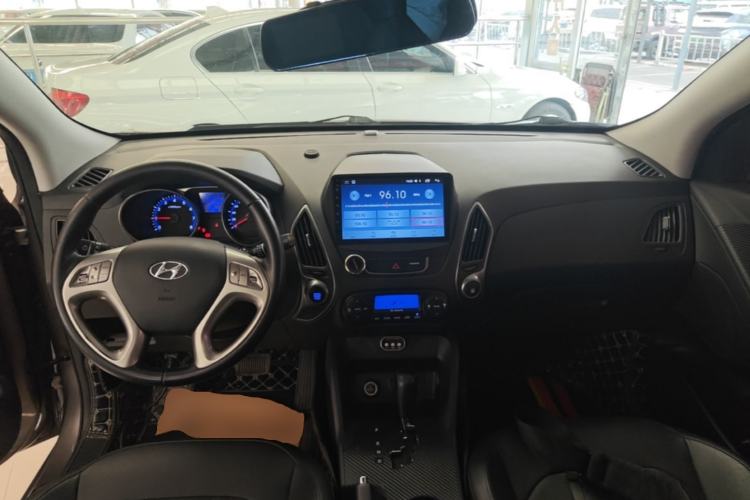 Used Hyundai ix35 2013 2.0L Automatic Two-Wheel Drive Smart GLS China IV Standard Center Console