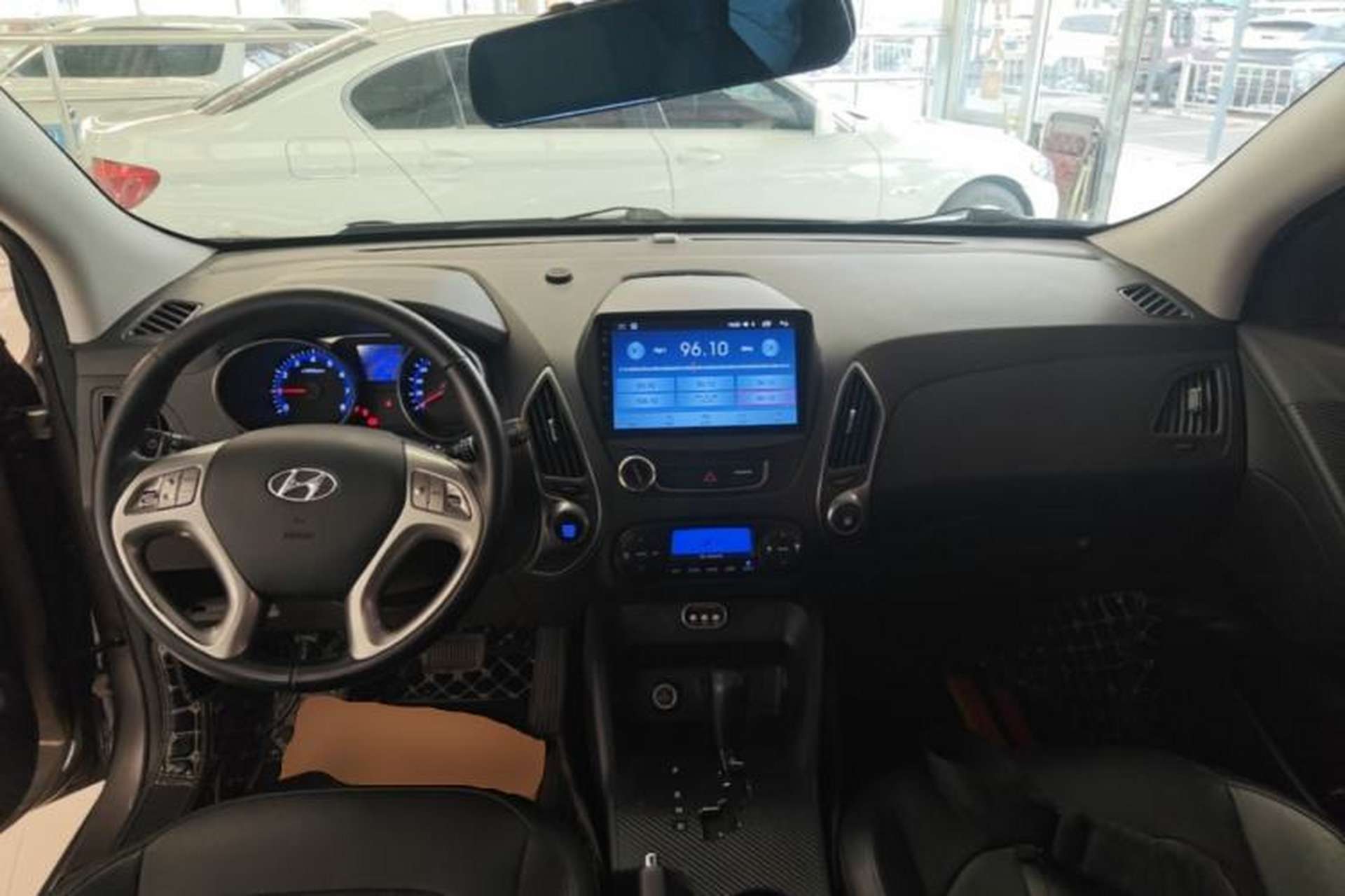 Used Hyundai ix35 2013 2.0L Automatic Two-Wheel Drive Smart GLS China IV Standard Center Console