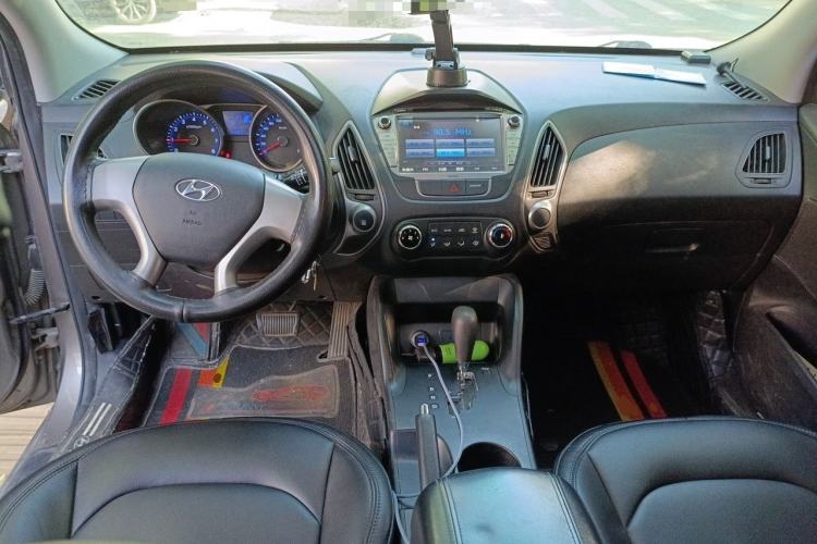 Used Hyundai ix35 2013 2.0L Automatic Two-Wheel Drive Comfort GL China V Standard Center Console
