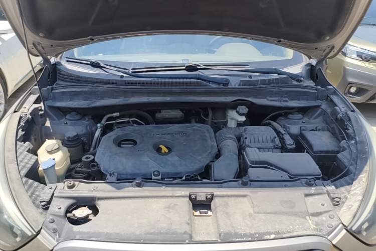Used Hyundai ix35 2013 2.0L Automatic Two-Wheel Drive Smart GLS China IV Standard Engine Bay