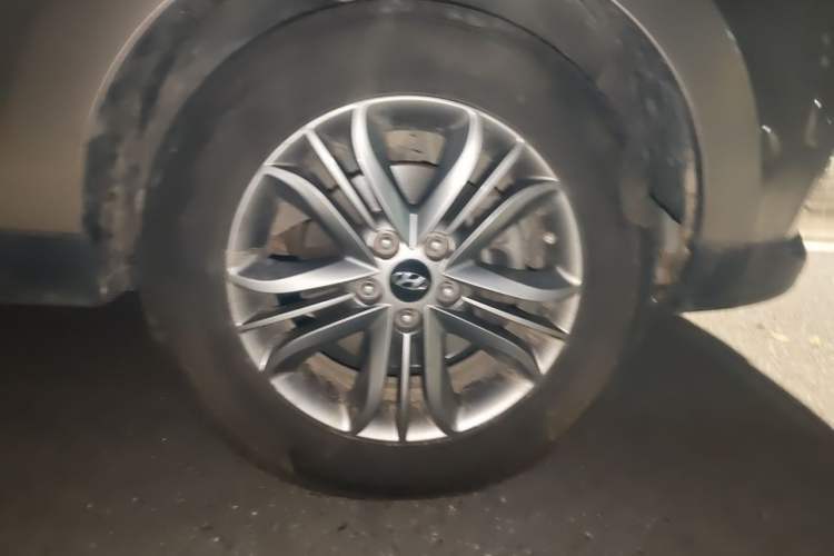 Used Hyundai ix35 2013 2.0L Automatic Two-Wheel Drive Smart GLS China IV Standard Exterior 1