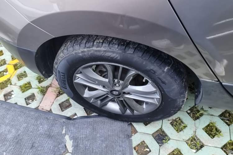 Used Hyundai ix35 2013 2.0L Automatic Two-Wheel Drive Smart GLS China IV Standard Exterior 5