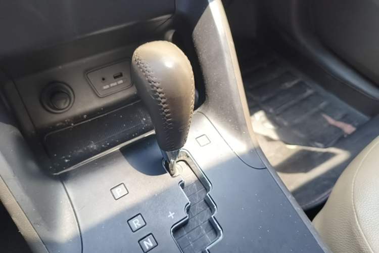 Used Hyundai ix35 2013 2.0L Automatic Two-Wheel Drive Smart GLS China IV Standard Gear Lever