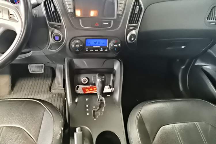 Used Hyundai ix35 2013 2.0L Automatic Two-Wheel Drive Smart GLS China IV Standard Gear Lever