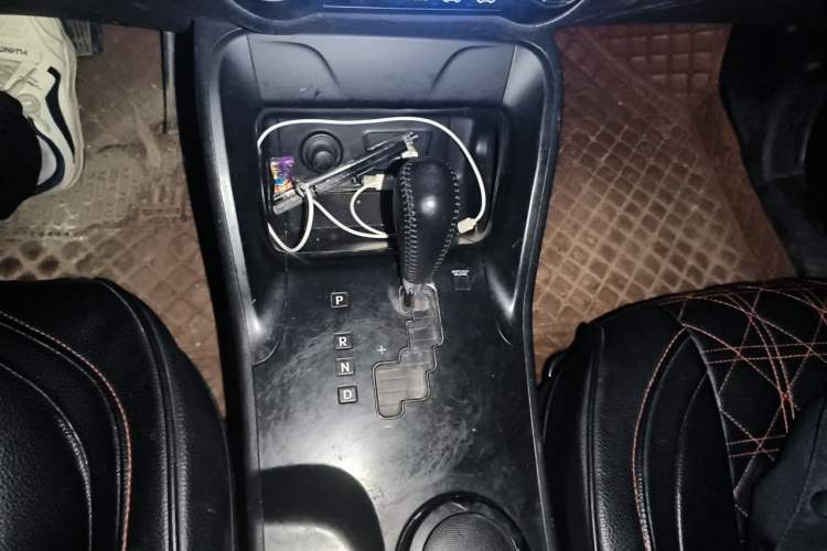 Used Hyundai ix35 2013 2.0L Automatic Two-Wheel Drive Smart GLS China IV Standard Gear Lever