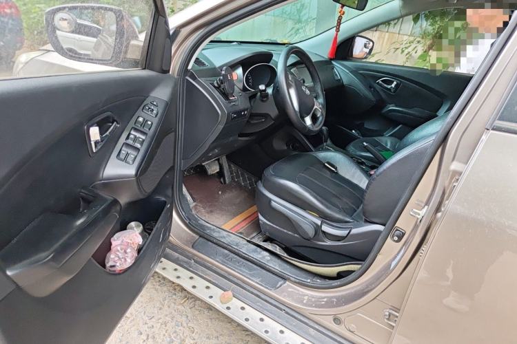 Used Hyundai ix35 2013 2.0L Automatic Two-Wheel Drive Smart GLS China IV Standard Interior 3