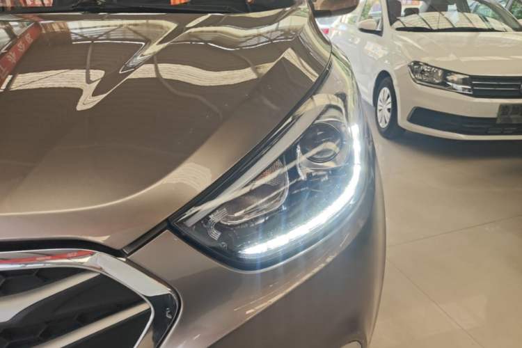 Used Hyundai ix35 2013 2.0L Automatic Two-Wheel Drive Smart GLS China IV Standard Left Front Headlight