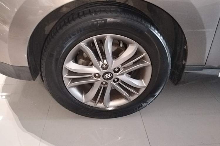 Used Hyundai ix35 2013 2.0L Automatic Two-Wheel Drive Smart GLS China IV Standard Left Front Wheel Hub