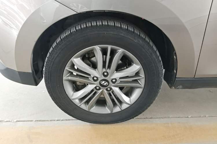 Used Hyundai ix35 2013 2.0L Automatic Two-Wheel Drive Smart GLS China IV Standard Left Front Wheel Hub